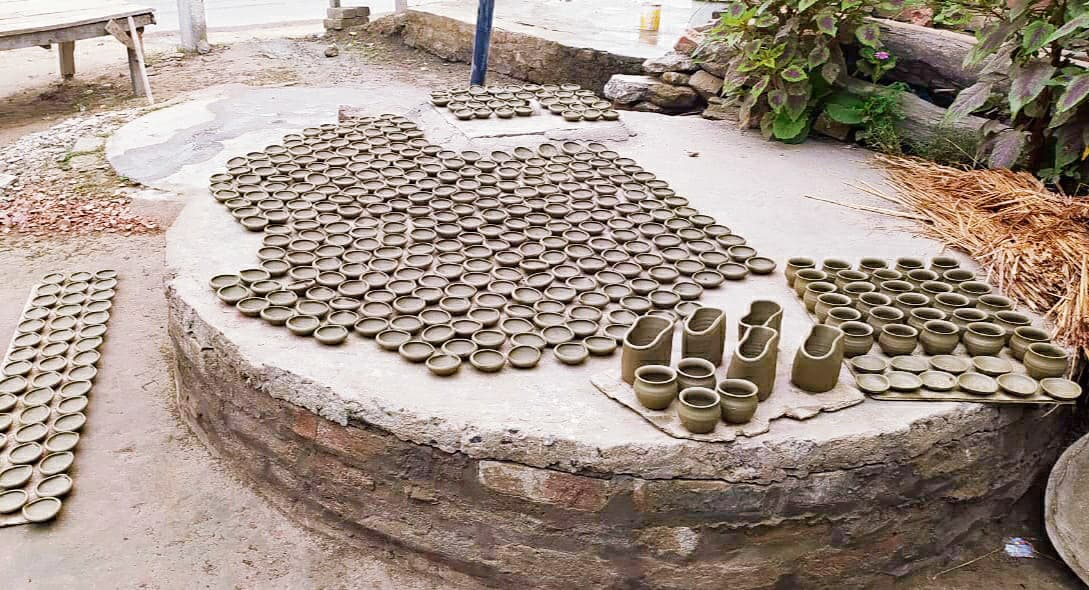 Siwan News:Siwan News:मिट्टी के दीये की मांग बढ़ने की उम्मीद में चाक की गति हो गयी तेज