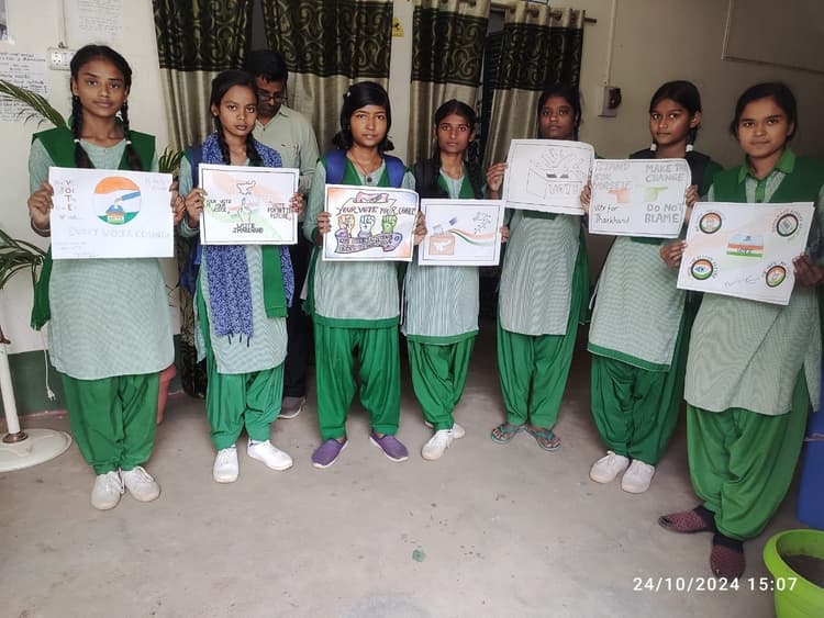 छात्राओं ने पेंटिंग बना मतदाता को जागरूक