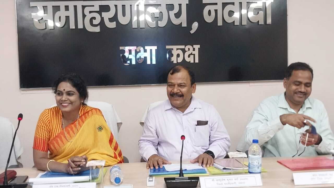 प्रधान सचिव ने 17 लाभुकों के बीच बांटें 27 लाख के चेक