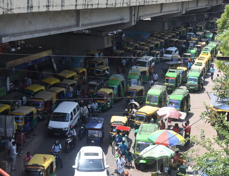 जाम के चौराहे : सड़क पर चार लेन में लगाते हैं ऑटो