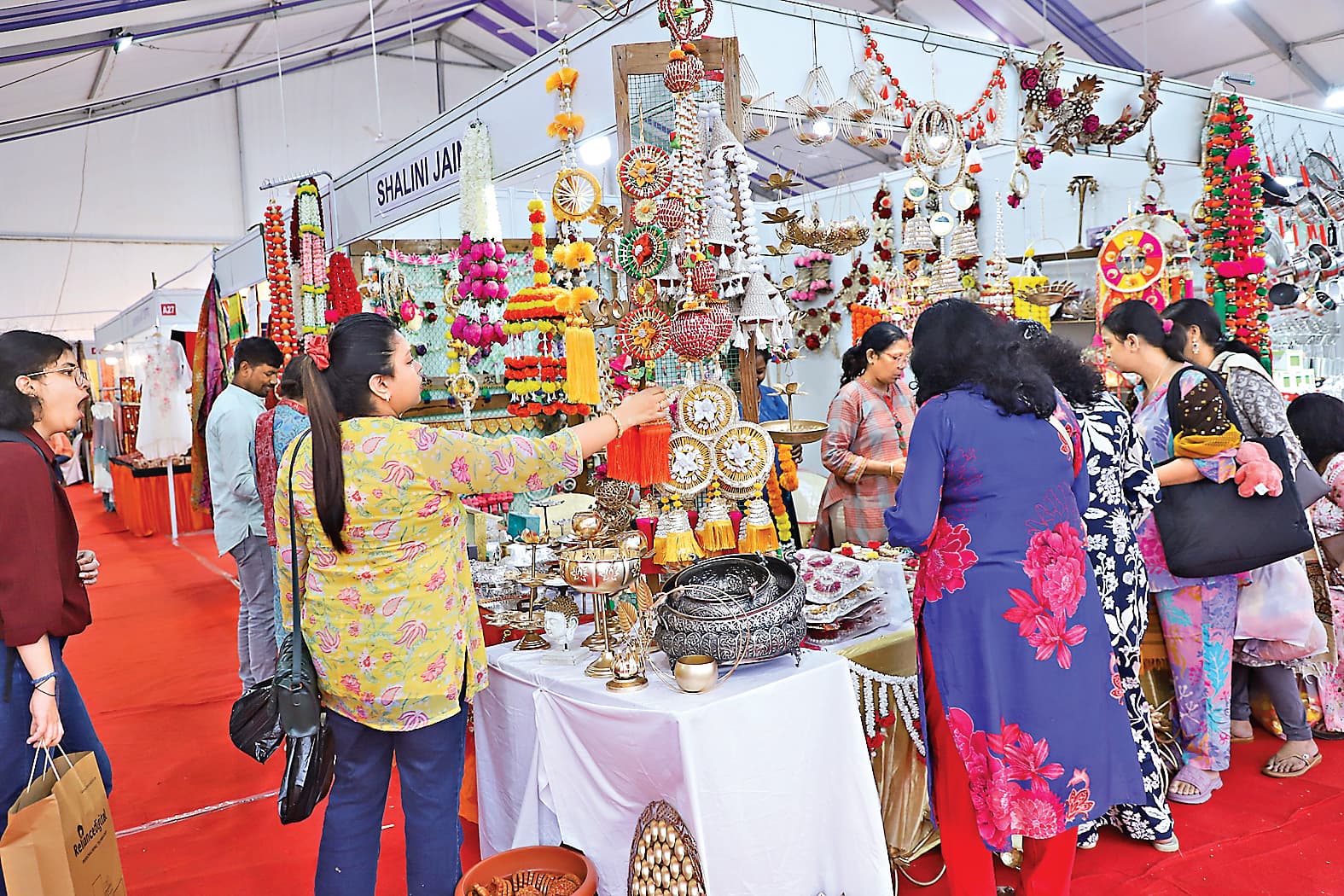 RANCHI NEWS : जेसोवा मेले में लुभा रहे दीपावली से जुड़े सभी उत्पाद