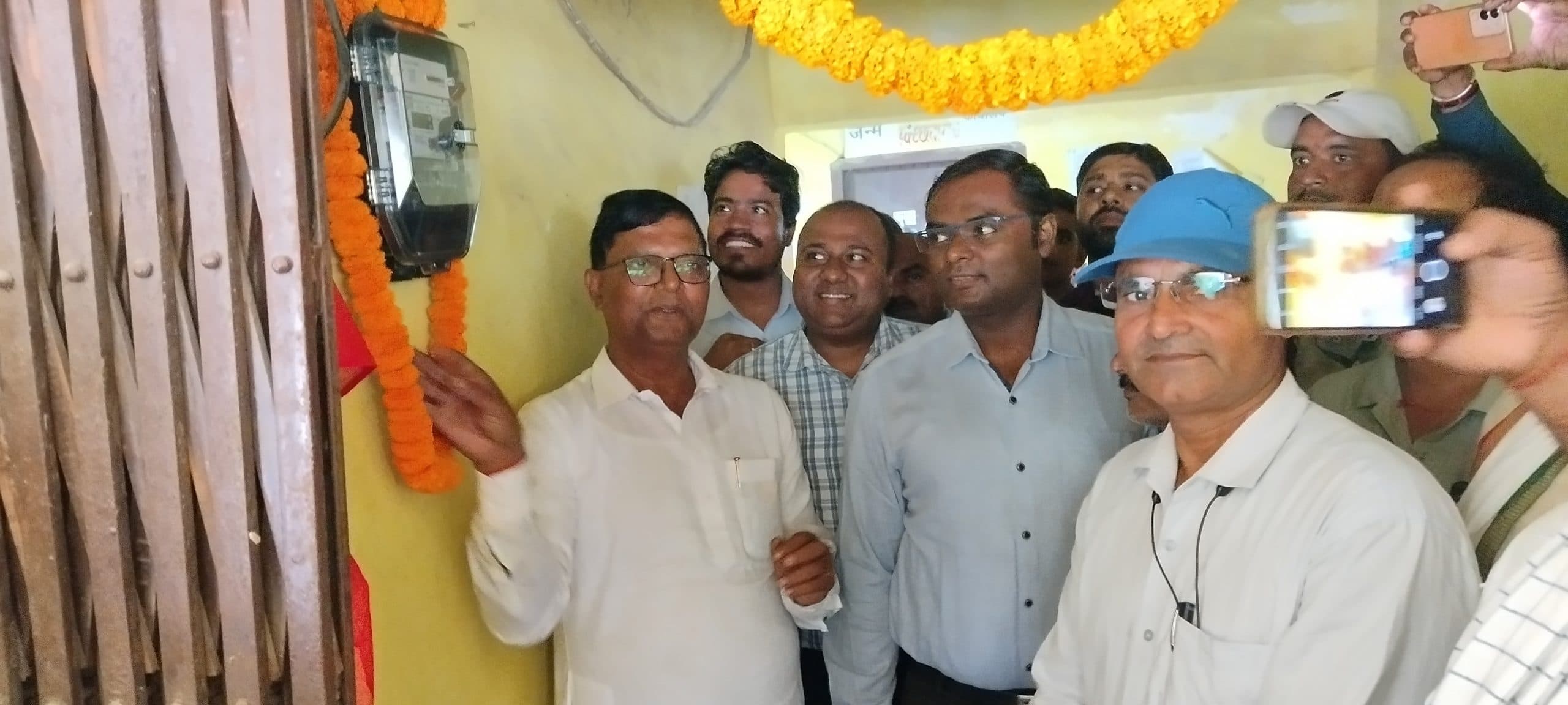प्रखंड सह अंचल कार्यालय से स्मार्ट प्रीपेड मीटर लगाने के कार्य का विधायक ने किया शुभारंभ