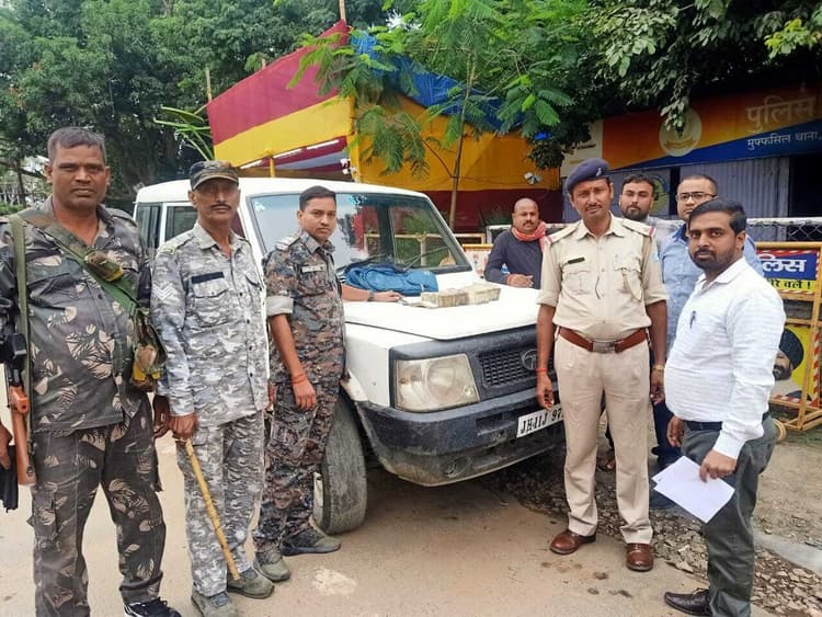 Giridih News:वाहन जांच के क्रम में एफएसटी ने बरामद की 6.48 लाख
