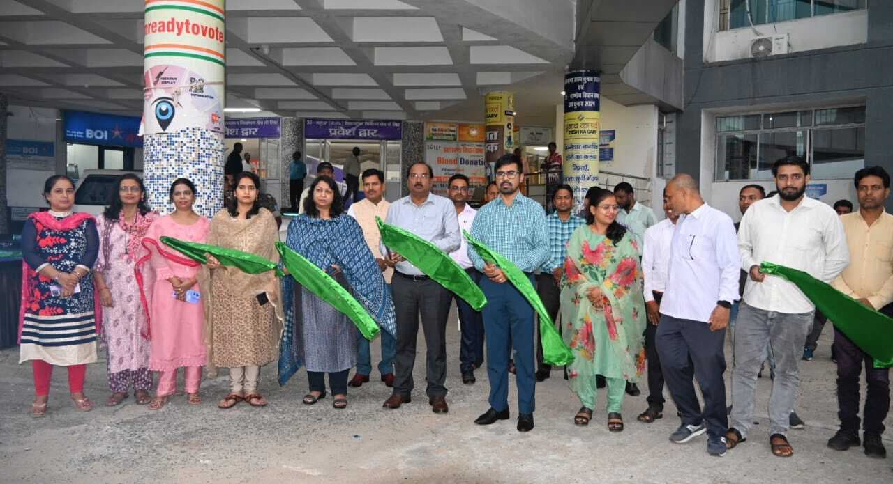 Giridih News:डीसी ने हरी झंडी दिखाकर मतदाता जागरूकता एलइडी वैन को किया रवाना