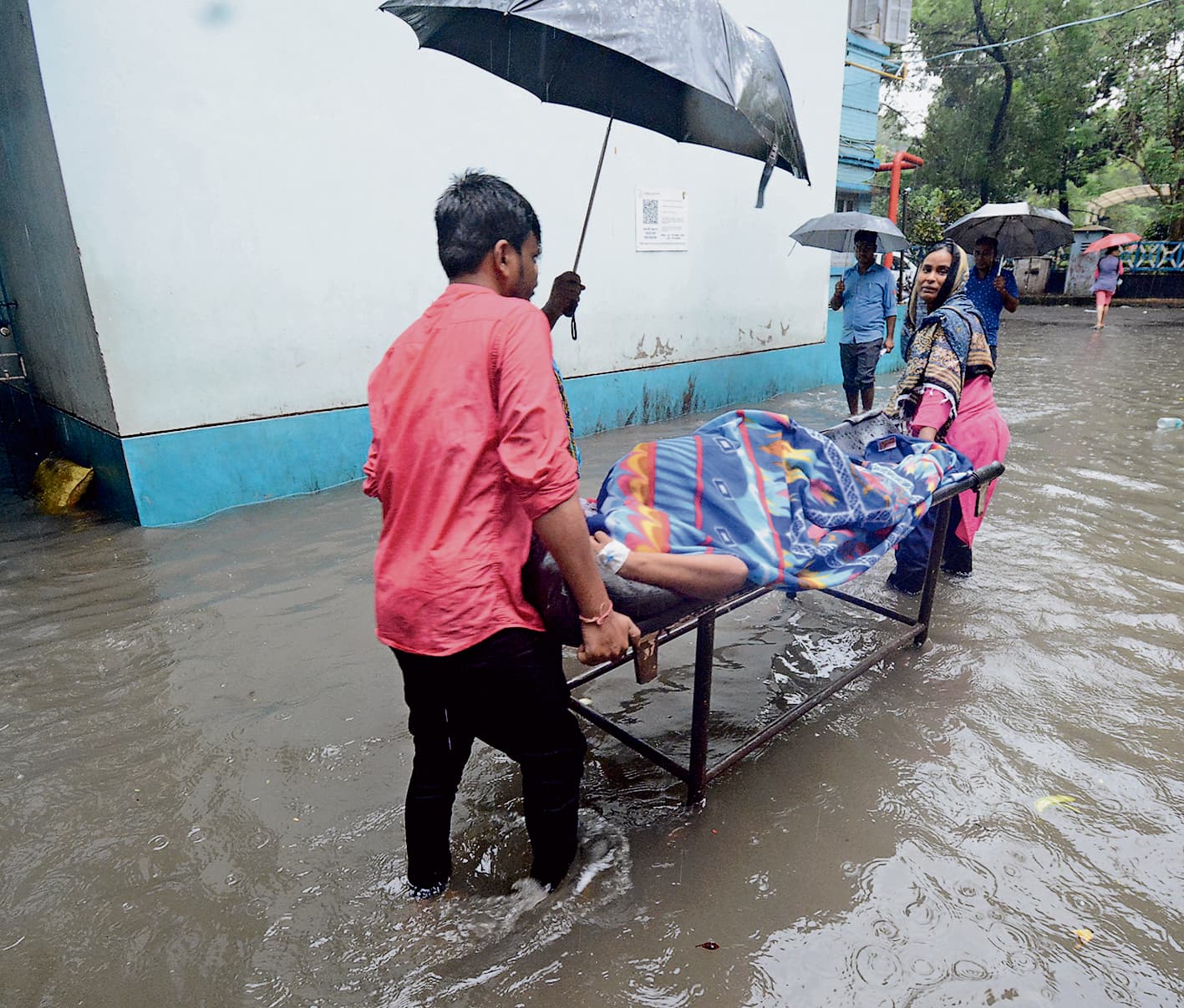 तेज हवा व बारिश से दक्षिण 24 परगना में जनजीवन प्रभावित