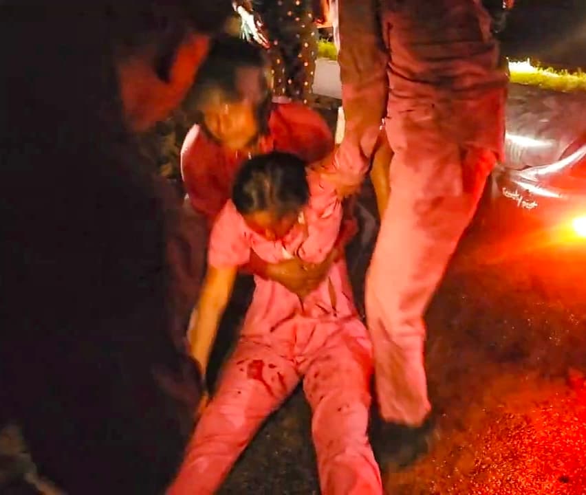 dhanbad news : घेराबंदी की जगह सड़क पर डाली मिट्टी, टकराकर घायल हुई नर्सिंग छात्रा