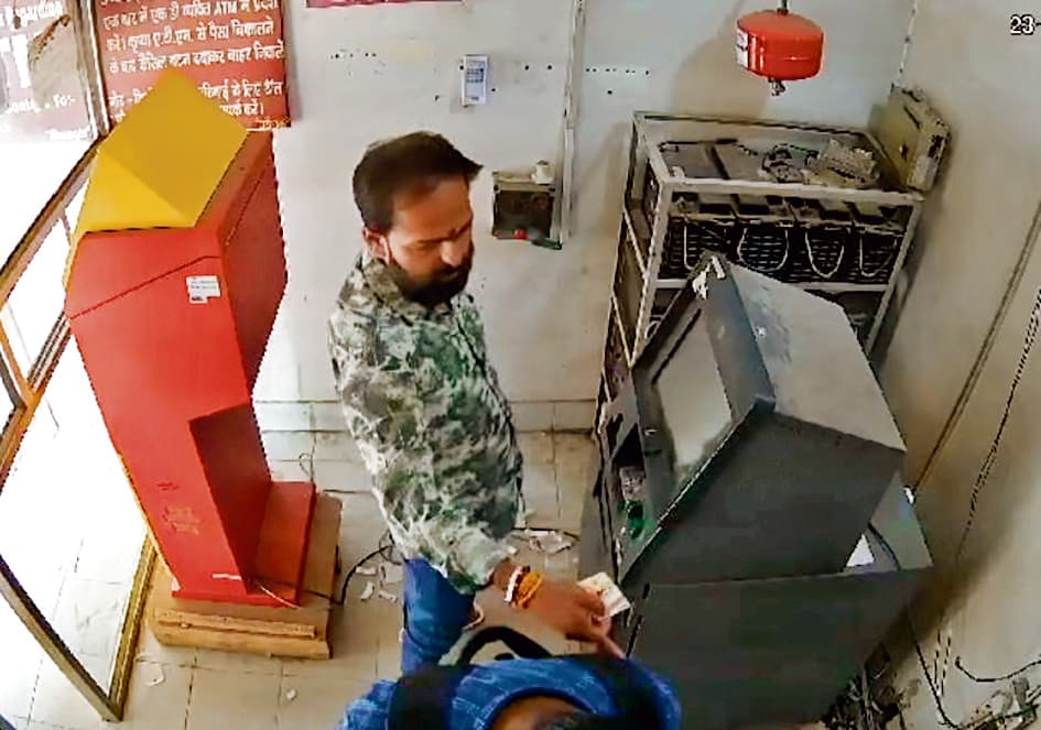 Gaya News : एटीएम कार्ड बदलकर शिक्षक के खाते से उड़ाये 37 हजार रुपये