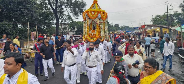 BOKARO NEWS : ढोरी माता की प्रतिमा के साथ निकाली गयी भव्य शोभा यात्रा