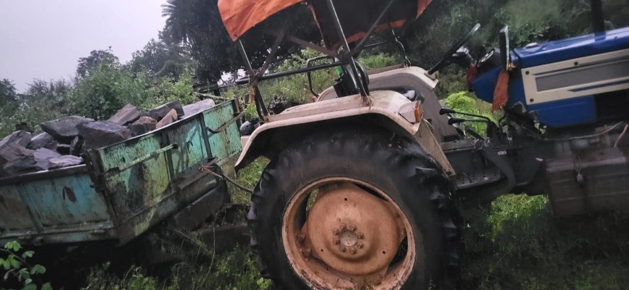 थाना प्रभारी ने पत्थर लदा ट्रैक्टर किया जब्त