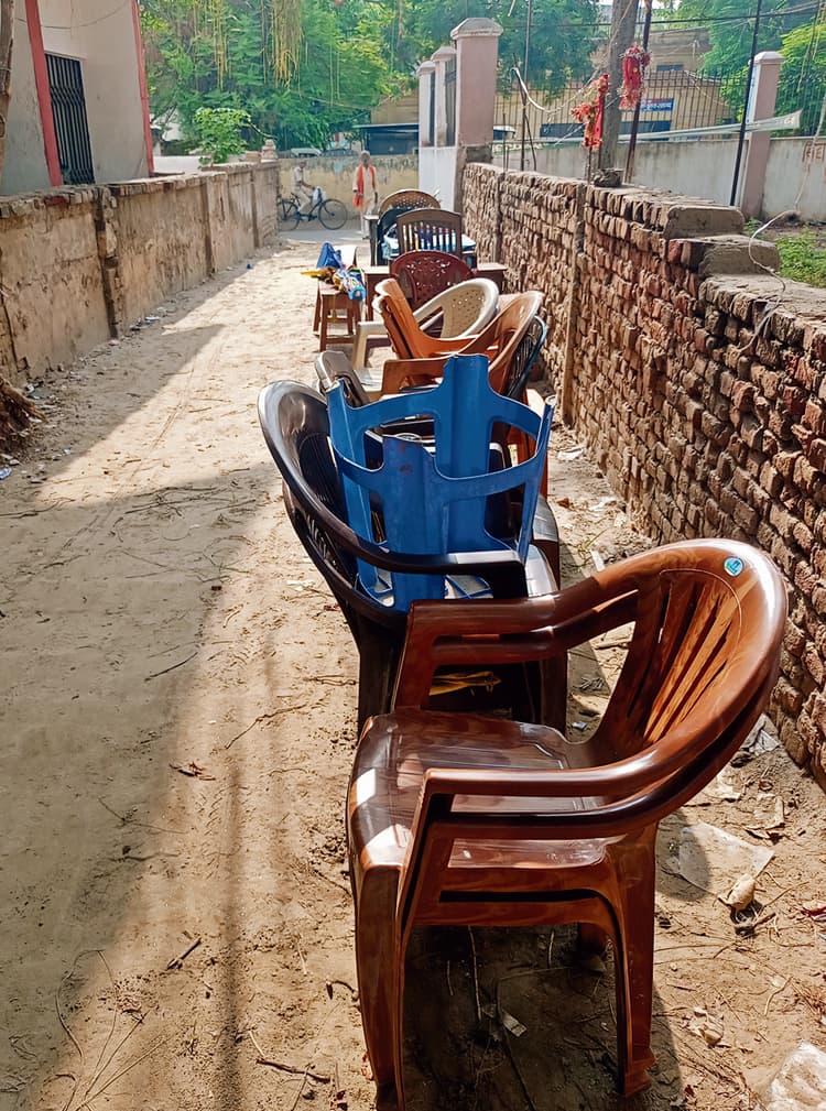 गली के अतिक्रमण से लोगों को आने-जाने में हो रही है परेशानी