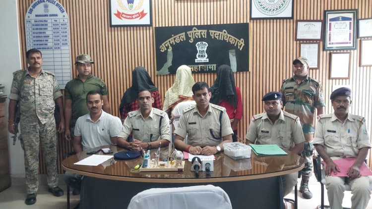 देसी पिस्टल, नौ कारतूस व 72 बोतल अंग्रेजी शराब जब्त