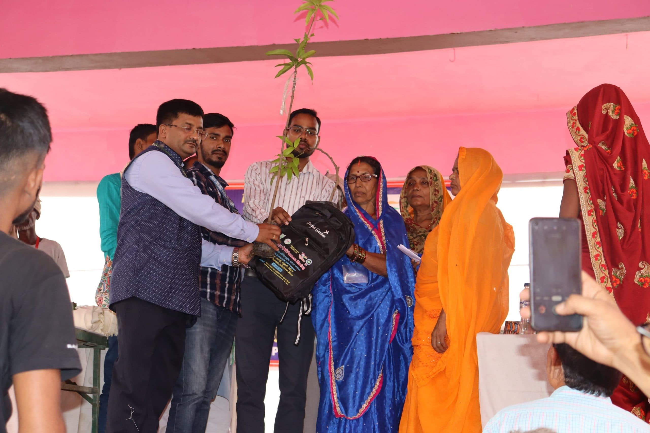 Samastipur News: किसानों के बीच आम व शाही लीची का पौधा वितरित