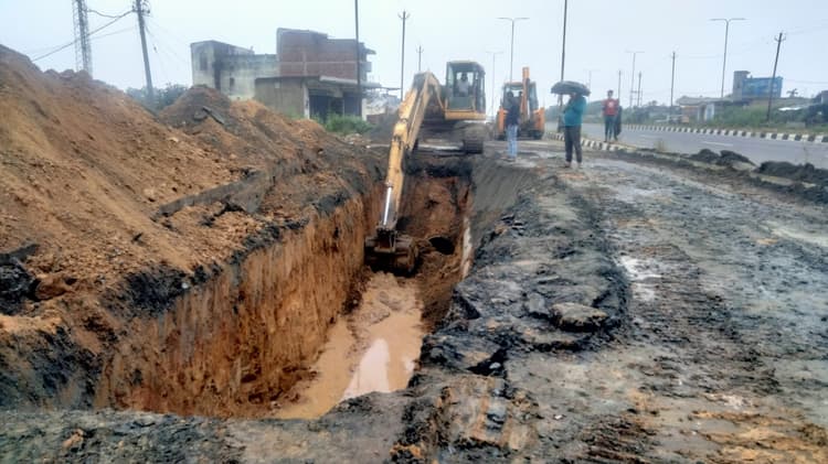 DHANBAD NEWS : राइजिंग पाइप की टेस्टिंग के क्रम में धंसी थी आठ लेन सड़क