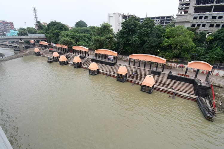 कृष्णा घाट से निकाली जा रही गाद, गंदे पानी से भी छठ व्रतियाें को होगी परेशानी