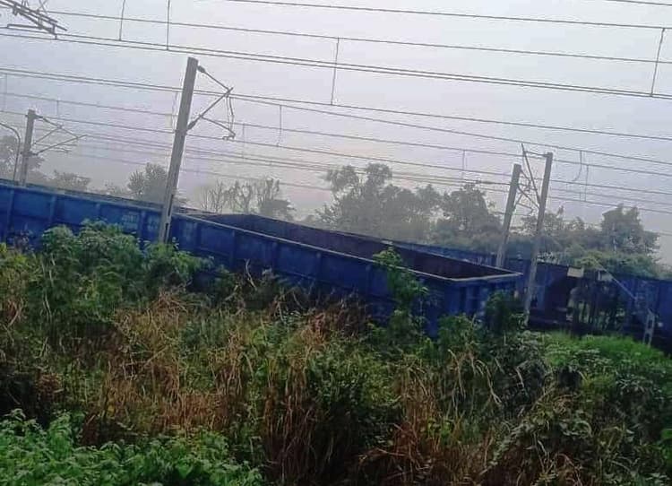 BOKARO NEWS : चंद्रपुरा थर्मल में कोयला लेकर आयी मालगाड़ी की बोगी बेपटरी