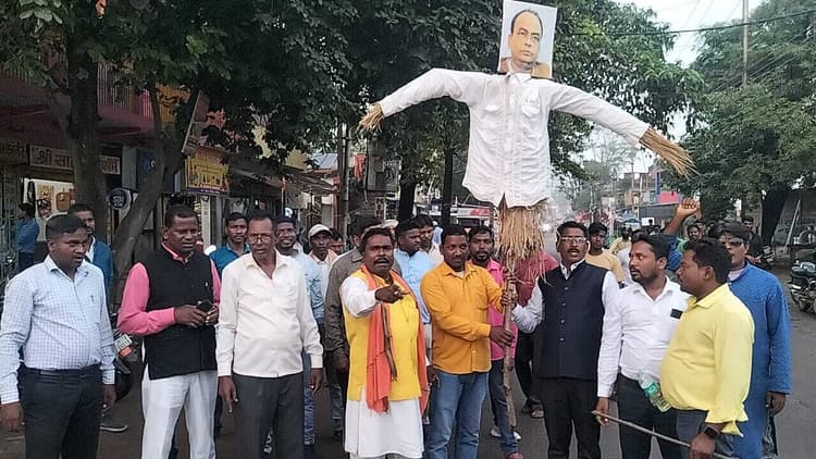 Giridih News:मंत्री इरफान अंसारी का किया गया पुतला दहन