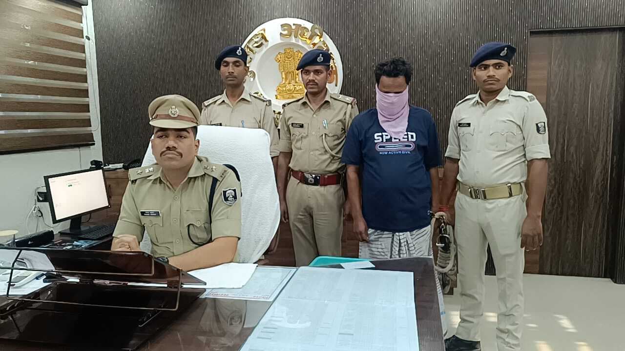 सेक्सटॉर्शन गैंग का मुख्य आरोपित चढ़ा किशनगंज पुलिस के हत्थे, वीडियो बनाकर पीड़ित से ठगे लाखों रूपये