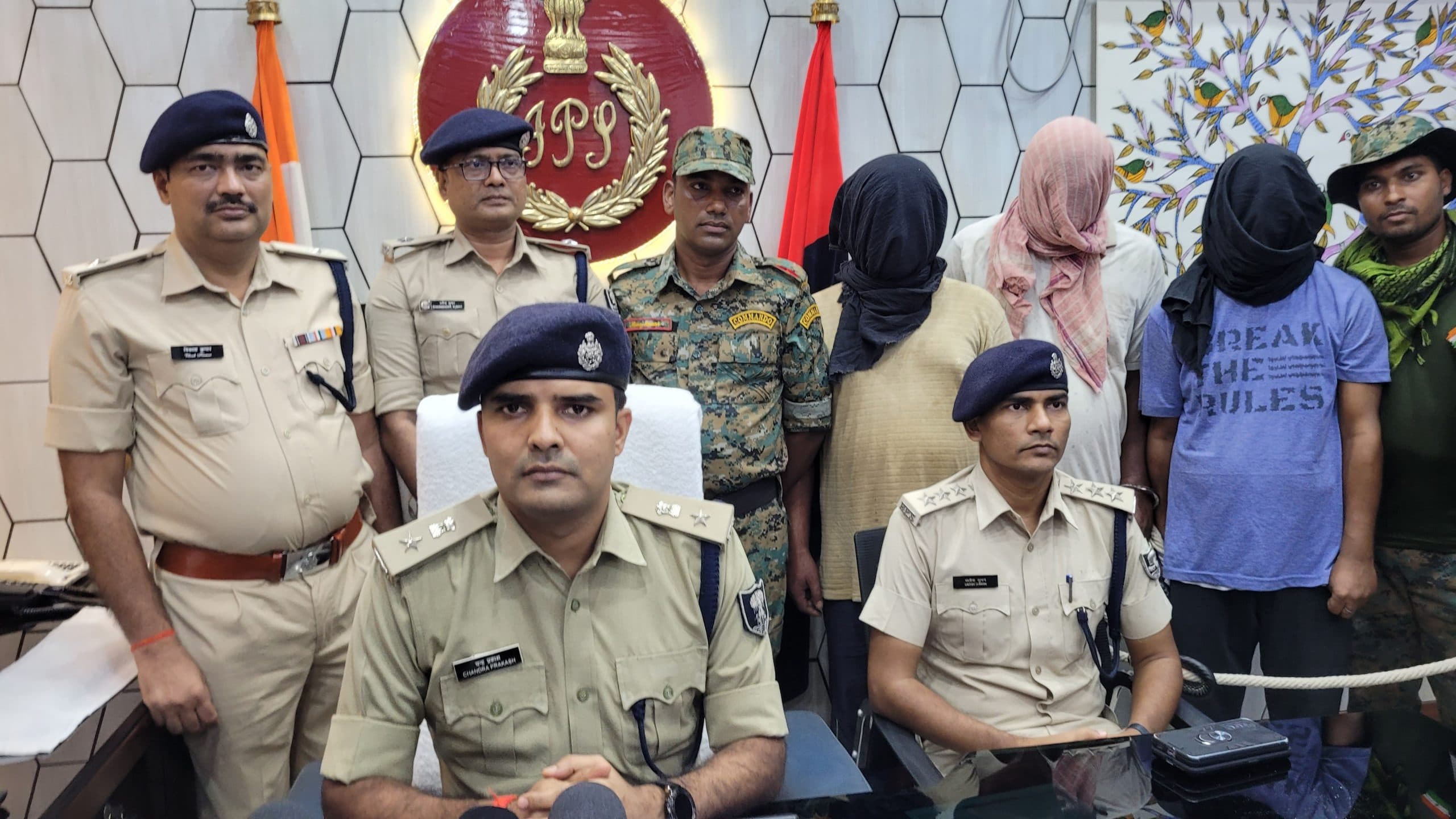 पुलिस ने अर्धनिर्मित हथियार के साथ तीन लोगों को किया गिरफ्तार