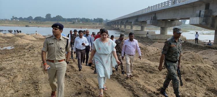 छठ घाटों पर अस्थाई चेंजिंग रूम की करें व्यवस्था- डीएम