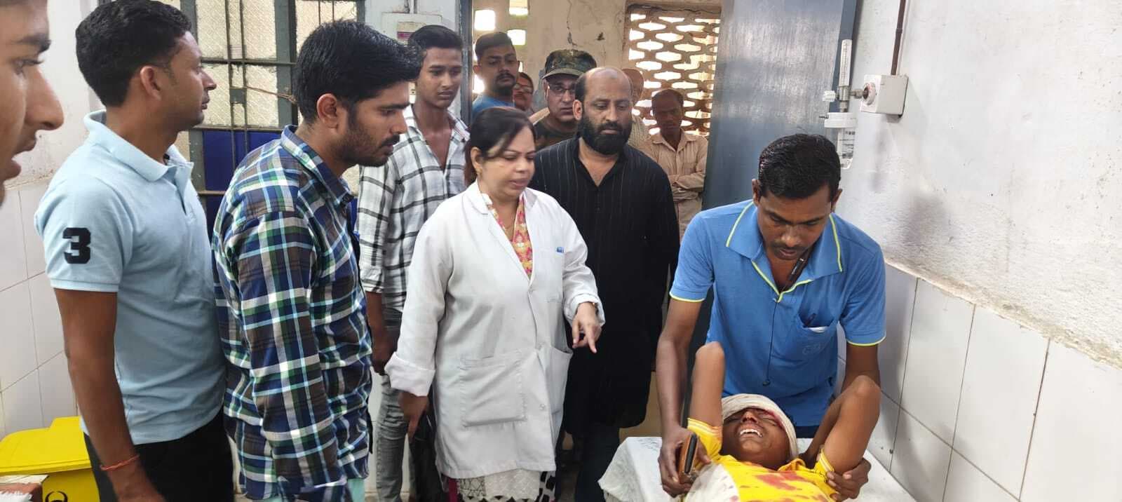 सड़क दुर्घटना में छात्र व बाइक चालक घायल