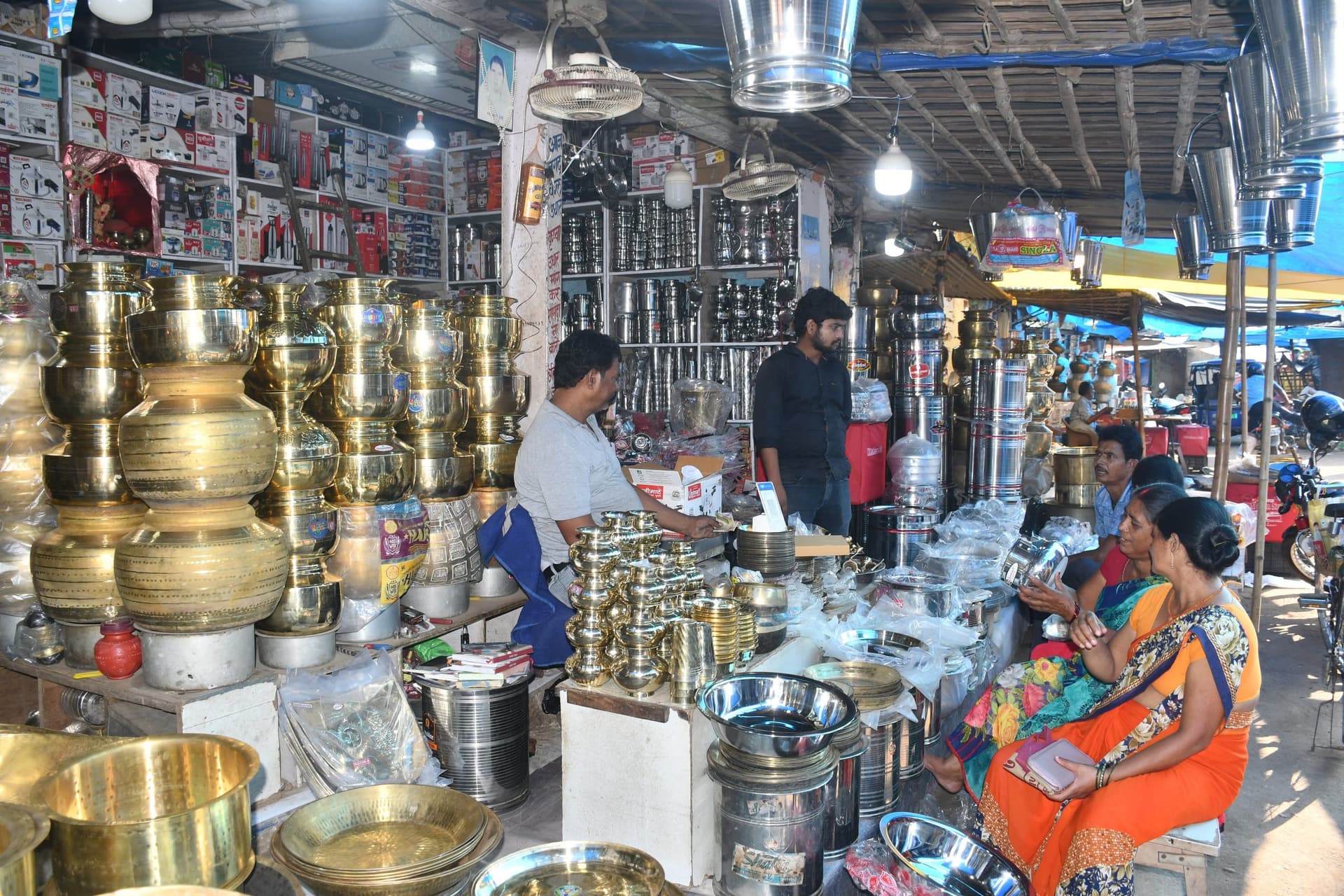 BOKARO NEWS: धनतेरस के लिए सज गया बर्तनों का बाजार, अच्छे कारोबार की उम्मीद