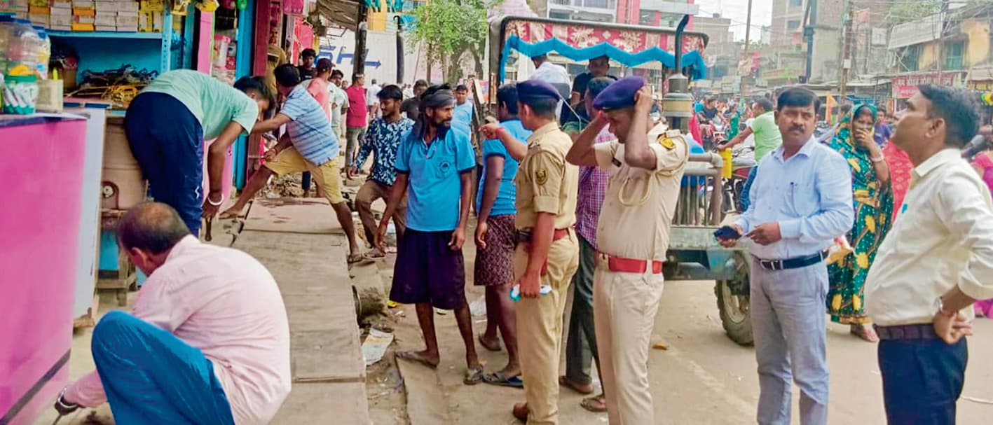 hajipur news. महुआ बाजार से हटाया गया अतिक्रमण