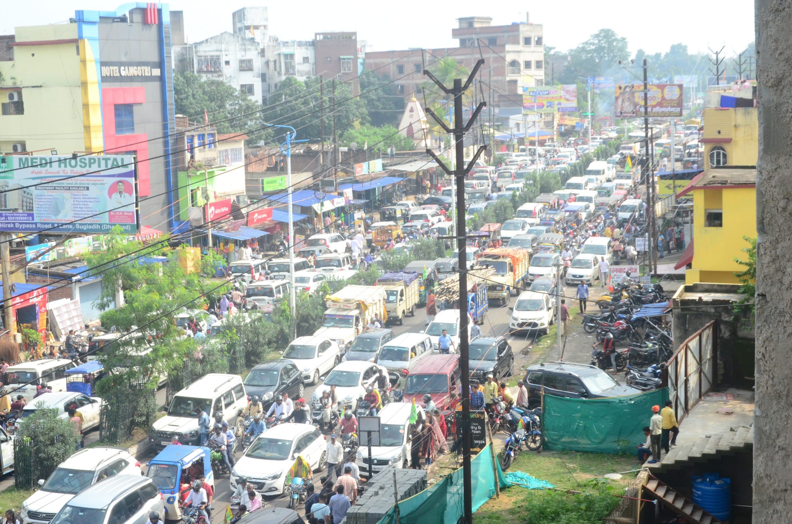 dhanbad news : जाम से परेशान रहा शहर, कहीं प्रत्याशी के समर्थकों, तो कहीं दुकानदारों की वजह से रेंग रहे थे वाहन