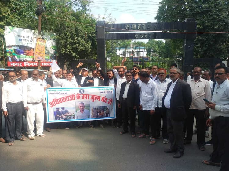 अधिवक्ता की गोली मार कर हत्या के विरोध में निकाला आक्रोश मार्च