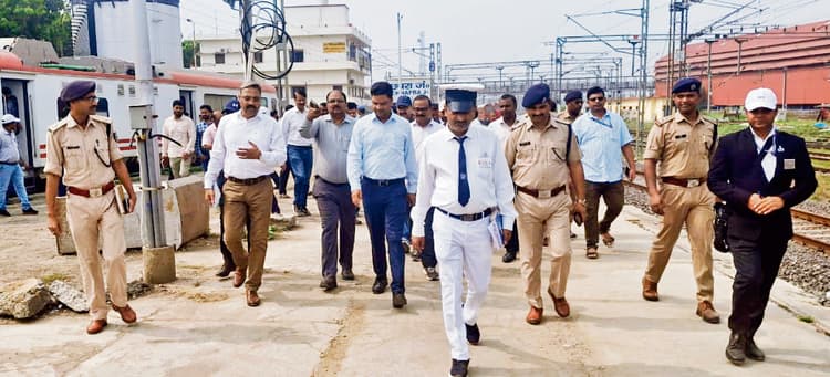 Chhapra News : त्योहारों के दौरान जंक्शन व सर्कुलेटिंग एरिया में बढ़ायी गयी सुरक्षा, एडीआरएम ने लिया जायजा