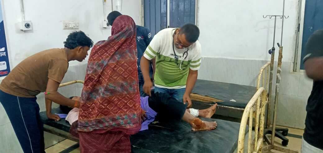 बाइक व ई-रिक्शा की टक्कर में तीन व्यक्ति जख्मी, बेहतर इलाज के लिए दो रेफर