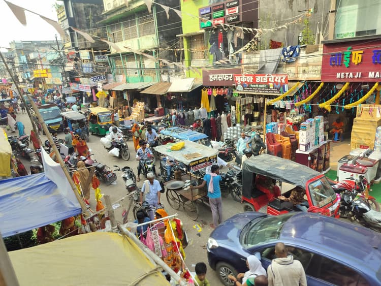 पर्व को लेकर जाम से कराह रहा बाजार