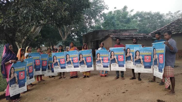 पहाड़िया टोला में लोगों को मतदान के लिए किया जागरूक