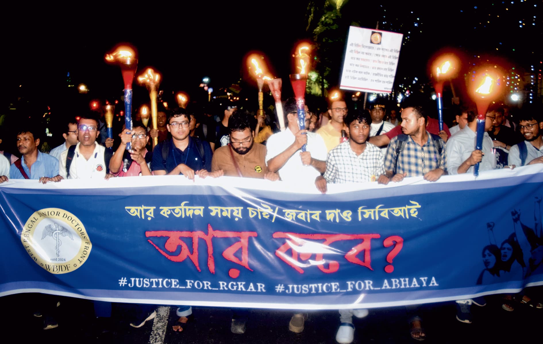 आरजी कर : जूनियर डॉक्टरों ने निकाला मशाल जुलूस
