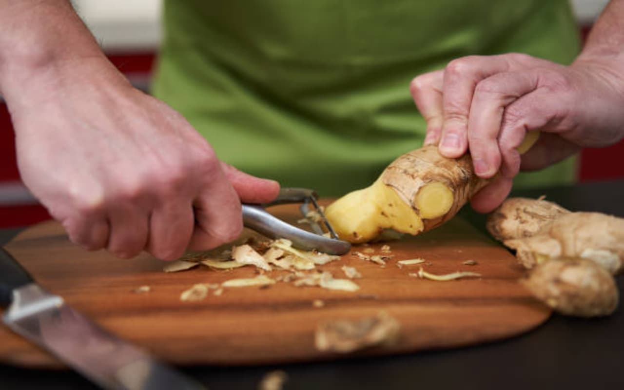 Weight Loss Tips: अदरक का छोटा सा टुकड़ा वजन कम करने में करेगा मदद, जानें कैसे