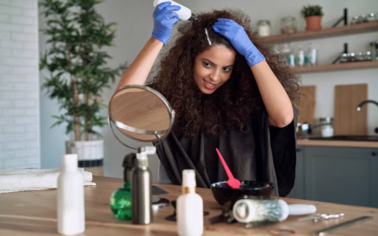 Hair Care Tips: आधे से ज्यादा लोग नहीं जानते बालों को कलर करने का सही तरीका, यहां जानें Hair Care Tips: आधे से ज्यादा लोग नहीं जानते बालों को कलर करने का सही तरीका, यहां जानें