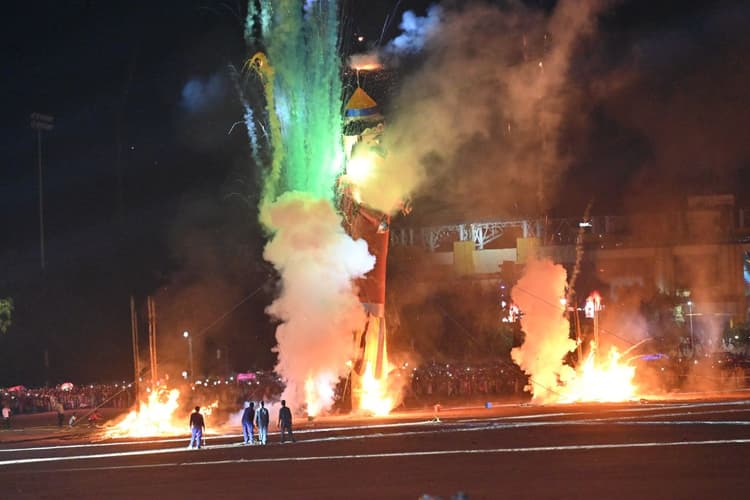 Happy Dussehra: हेमंत सोरेन ने बटन दबाया और धू-धू कर जला 70 फीट का रावण, देखें PHOTOS