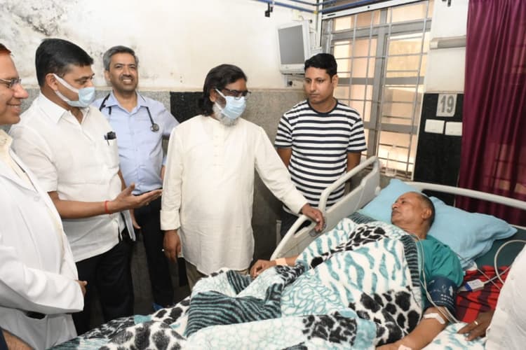 Jharkhand News: सीएम हेमंत सोरेन पहुंचे रिम्स, चतरा सांसद कालीचरण सिंह के स्वास्थ्य की ली जानकारी