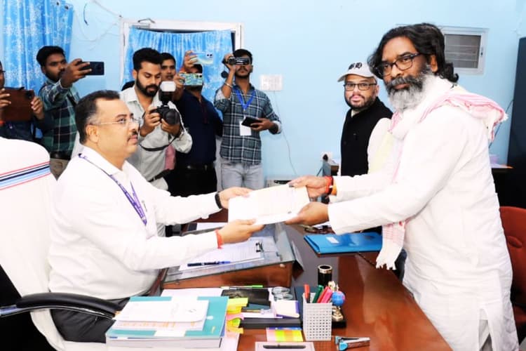 हेमंत सोरेन के पास 2 डायमंड नेकलेस, इटैलियन चेन, 28372367 रुपए की चल अचल संपत्ति के हैं मालिक