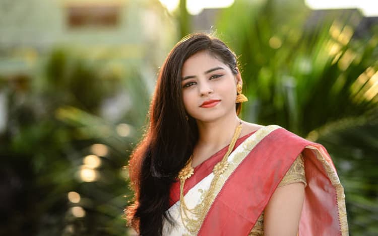 Latest Saree: इस करवा चौथ पहनें ये सुंदर साड़ियां, लगेंगी बेहद खूबसूरत