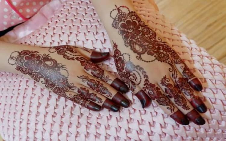 Back Hand Mehndi Design: करवा चौथ पर लगाएं ये लेटेस्ट बैक हैन्ड मेहंदी, सब करेंगे तारीफ