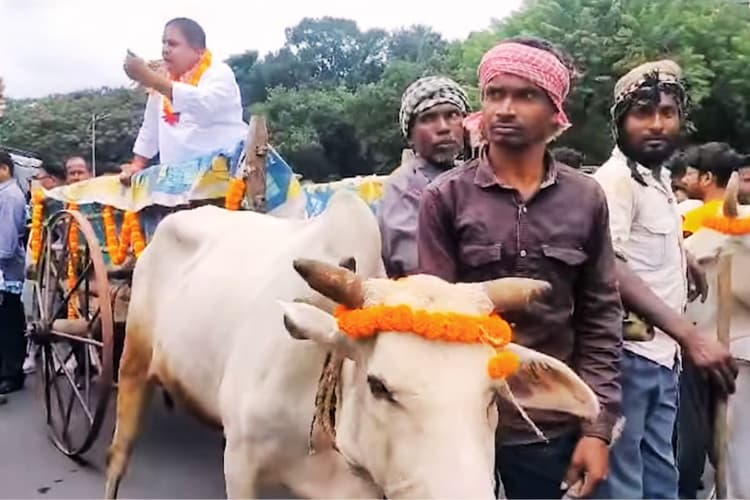 जमशेदपुर में बैलगाड़ी से नामांकन करने पहुंचा उम्मीदवार, कह दी ये बड़ी बात