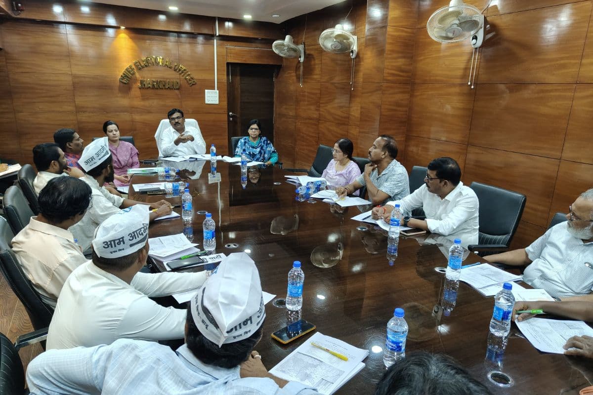 मान्यता प्राप्त राजनीतिक दलों के साथ बैठक करते सीईओ के रवि कुमार मान्यता प्राप्त राजनीतिक दलों के साथ बैठक करते सीईओ के रवि कुमार