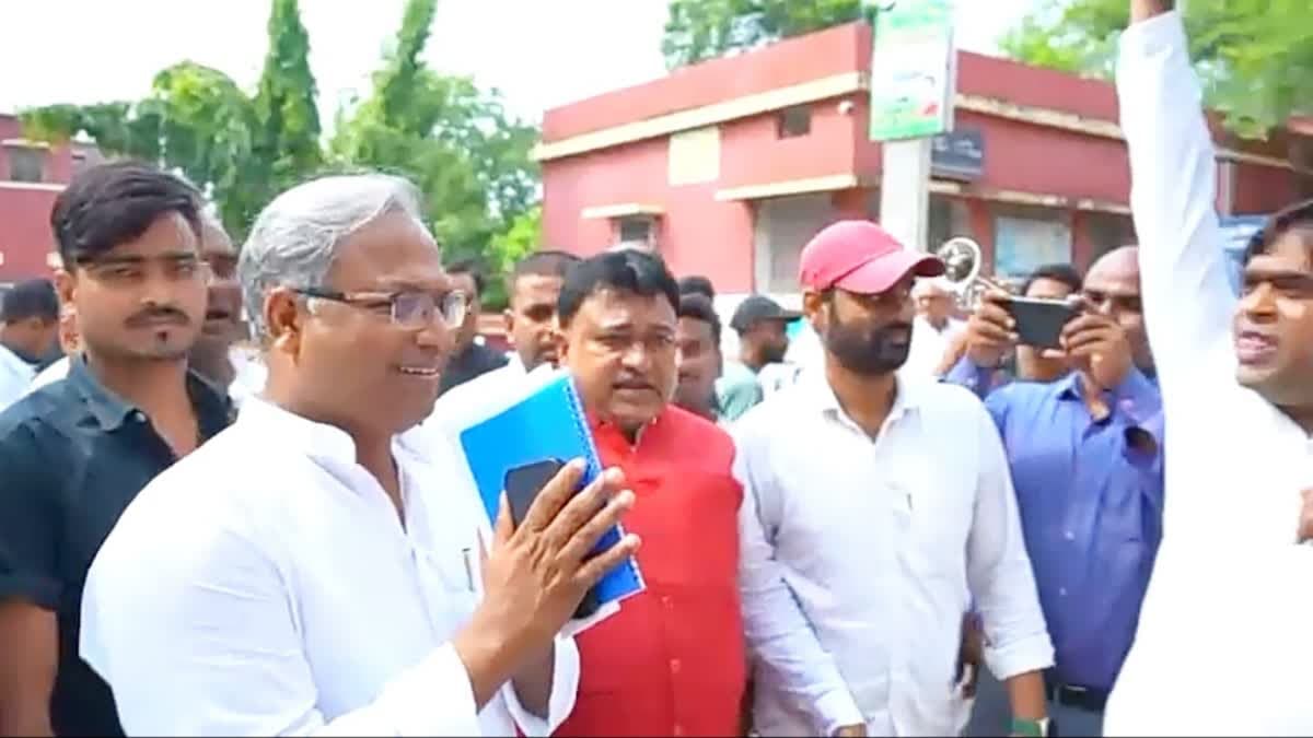Bihar Politics: рд╕рд┐рдпрд╛рд╕рдд рд╕реЗ рдЬреБрджрд╛ рдПрдХ рдпрд╛рддреНрд░рд╛ рдРрд╕реА рднреА, рдкрд╛рд░реНрдЯреА рд╡рд░реНрдХрд░реЛрдВ рд╕реЗ рдордиреАрд╖ рд╡рд░реНрдорд╛ рдХрд░ рд░рд╣реЗ рд╣реИрдВ рд╕реАрдзрд╛ рд╕рдВрд╡рд╛рдж