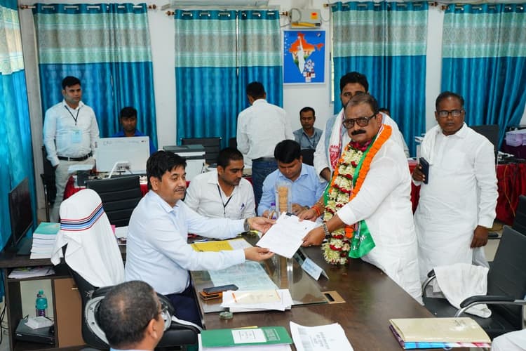 Garhwa Election 2024: JMM प्रत्याशी और मंत्री मिथिलेश कुमार ठाकुर ने किया नामांकन, मोटरसाइकिल से पहुंचे