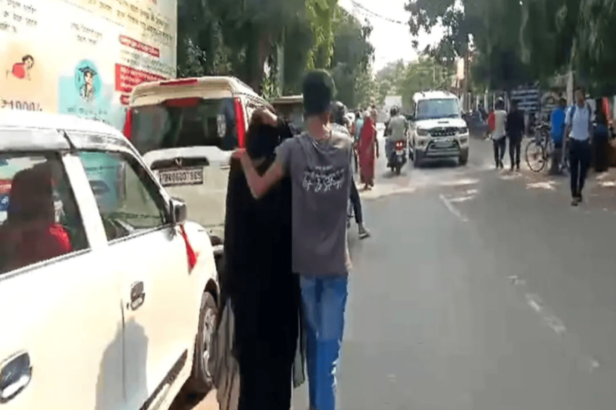 Muzaffarpur News: प्रेमिका से कोर्ट मैरिज करने पहुंचे प्रेमी को बड़े भाई ने दौड़ा-दौड़ा कर पीटा, कोर्ट में दिखा हाईवोल्टेज ड्रामा