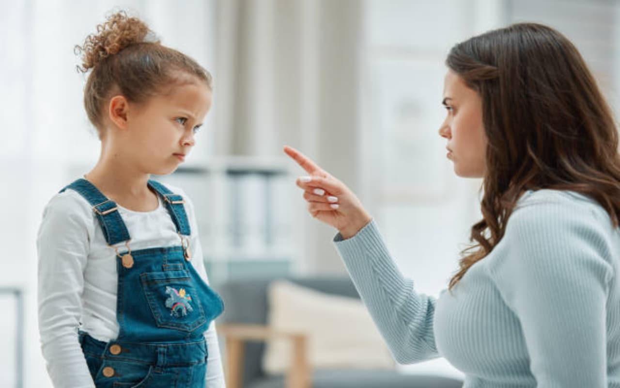 Parenting Tips: इस तरह से अपने किशोर में डालें अनुशाशन की आदत, जानें क्या है तरीका Parenting Tips: इस तरह से अपने किशोर में डालें अनुशाशन की आदत, जानें क्या है तरीका