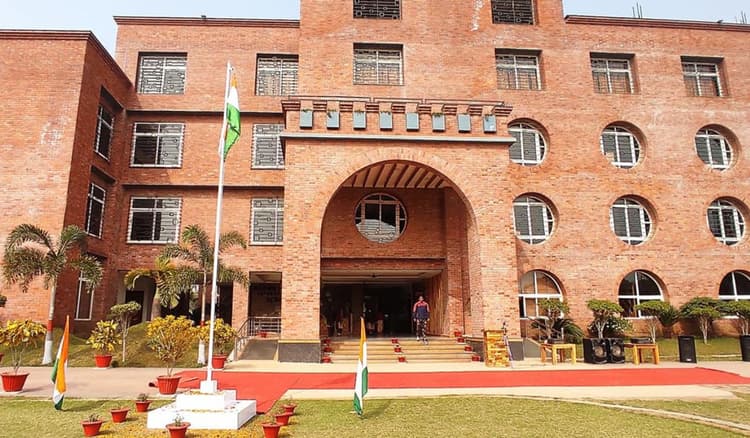 पटना के 117 स्कूलों की मान्यता हो सकती है रद्द, जानें शिक्षा विभाग क्यों ले रहा एक्शन?