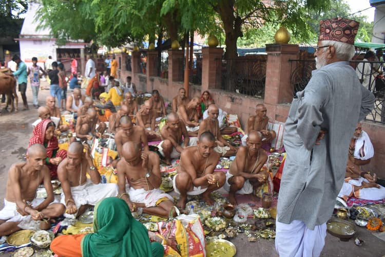 Pitru Paksha : पितरों की मुक्ति के लिए जल तर्पण, गौ पूजन और दान का विधान संपन्न, अक्षयवट वेदी पर आज होगा श्राद्ध