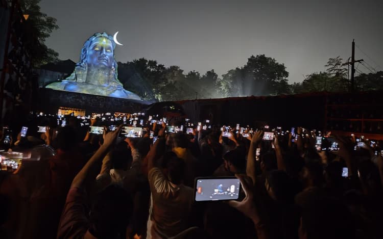 PHOTOS: रेलवे स्टेशन पर लेजर शो देखने उमड़े श्रद्धालु, मां की आभा देख निहाल हो रहे भक्त