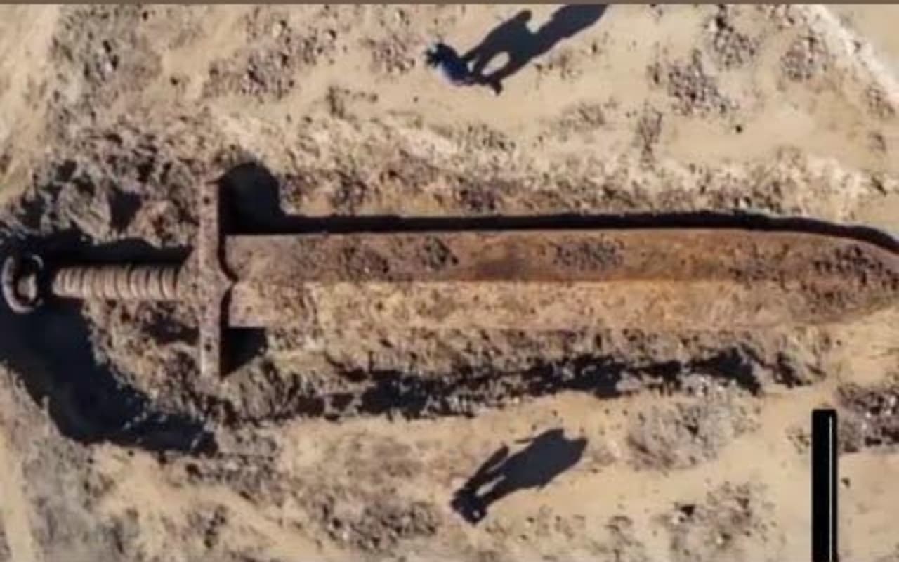 Viral Video: श्रीलंका में मिली कुंभकर्ण की विशालकाय तलवार, इंटरनेट पर वीडियो वायरल